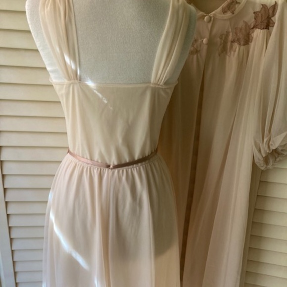 1960's Van Raalte Waltz Length Peignoir Set - Picture 12 of 15